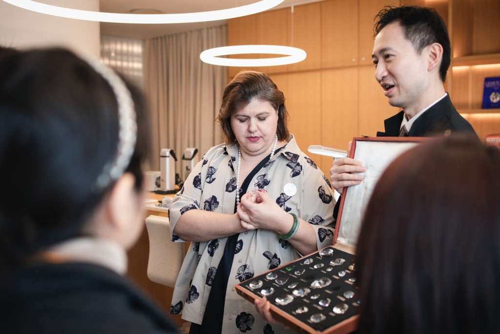 当日学院的设计师及宝石学家等会解说传奇钻石的瑰丽面貌,以及源远流长的珠宝艺术史,亦会示范各种精湛工艺。