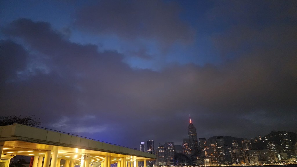 本港地區今日大致天晴,早上稍涼。黎志偉攝 本港地區今日大致天晴,早上稍涼。黎志偉攝