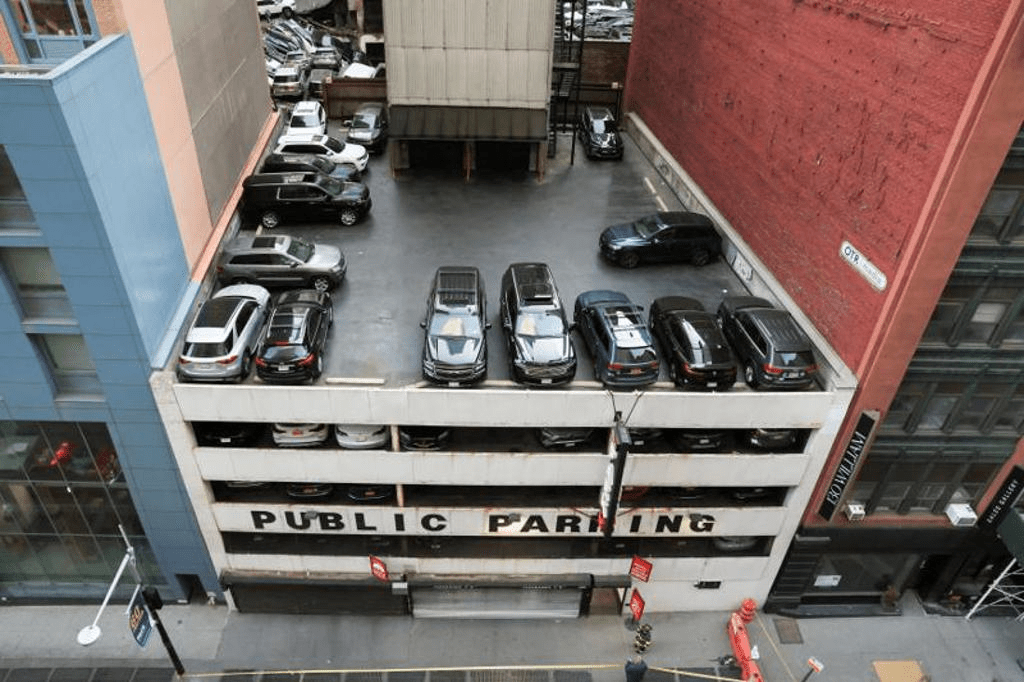 紐約曼哈頓多層停車場結構老舊，可追溯至1957年。AP/路透