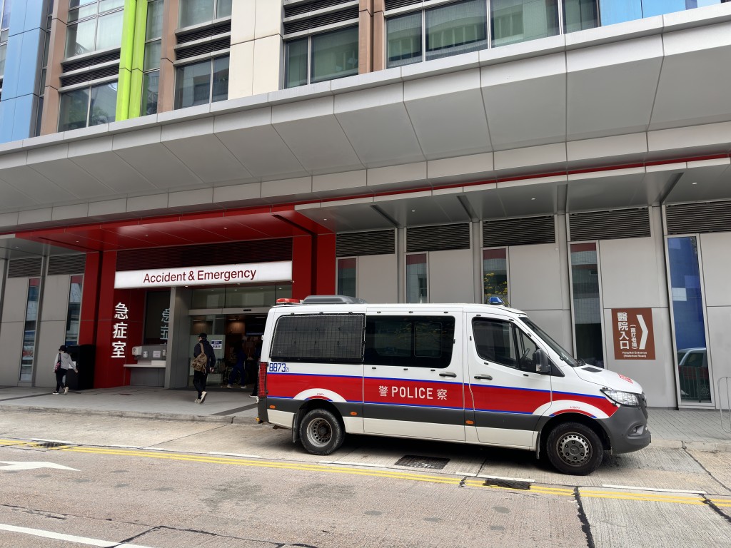昏迷男工人由救护车送往广华医院院抢救。梁国峰摄