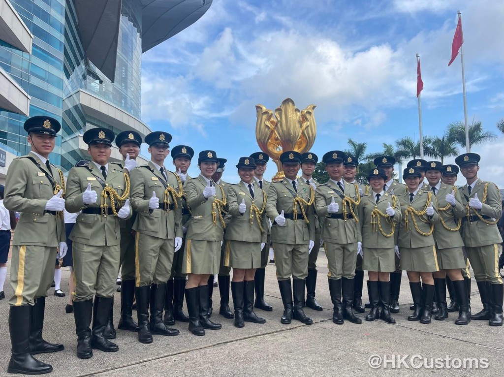 香港海关仪仗队及海关青年领袖团共同庆祝回归盛事。香港海关fb