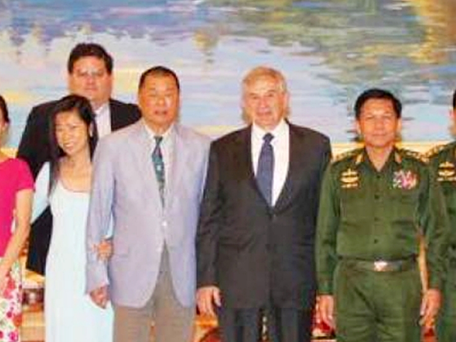 沃爾福威茨（右二）、黎智英（右三）、Mark Simon（左後）。
