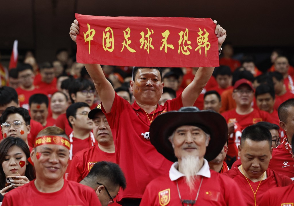 全场4万中国球迷为国足打气。路透社