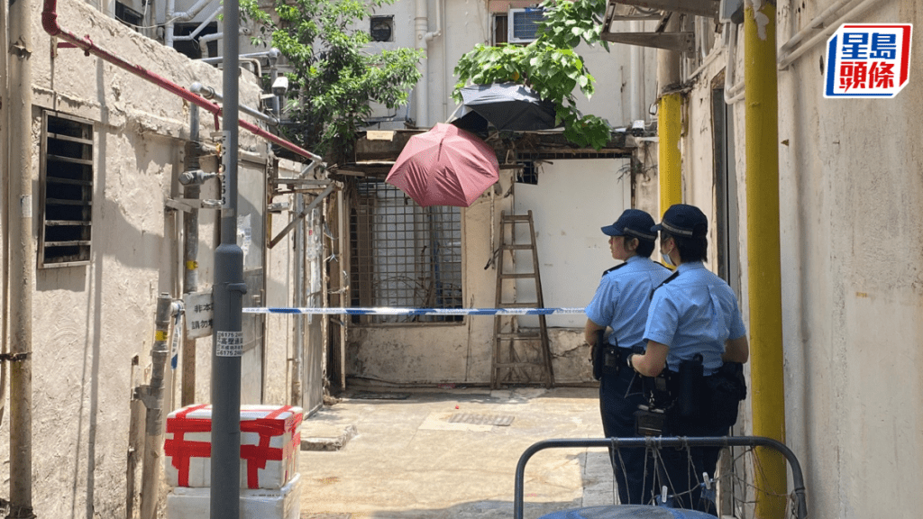 男子墮樓倒臥後巷,經送院搶救後不治。源琛薇攝