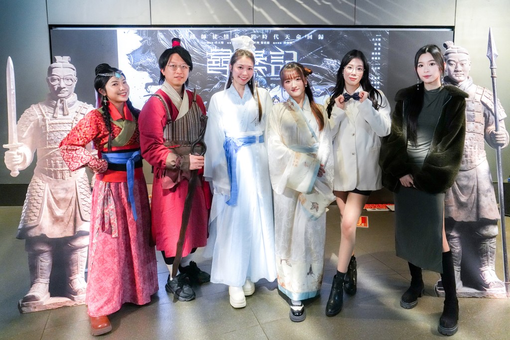 Lolly Talk成員及Sam 先生(左二)以尋秦記經典角色造型登場。