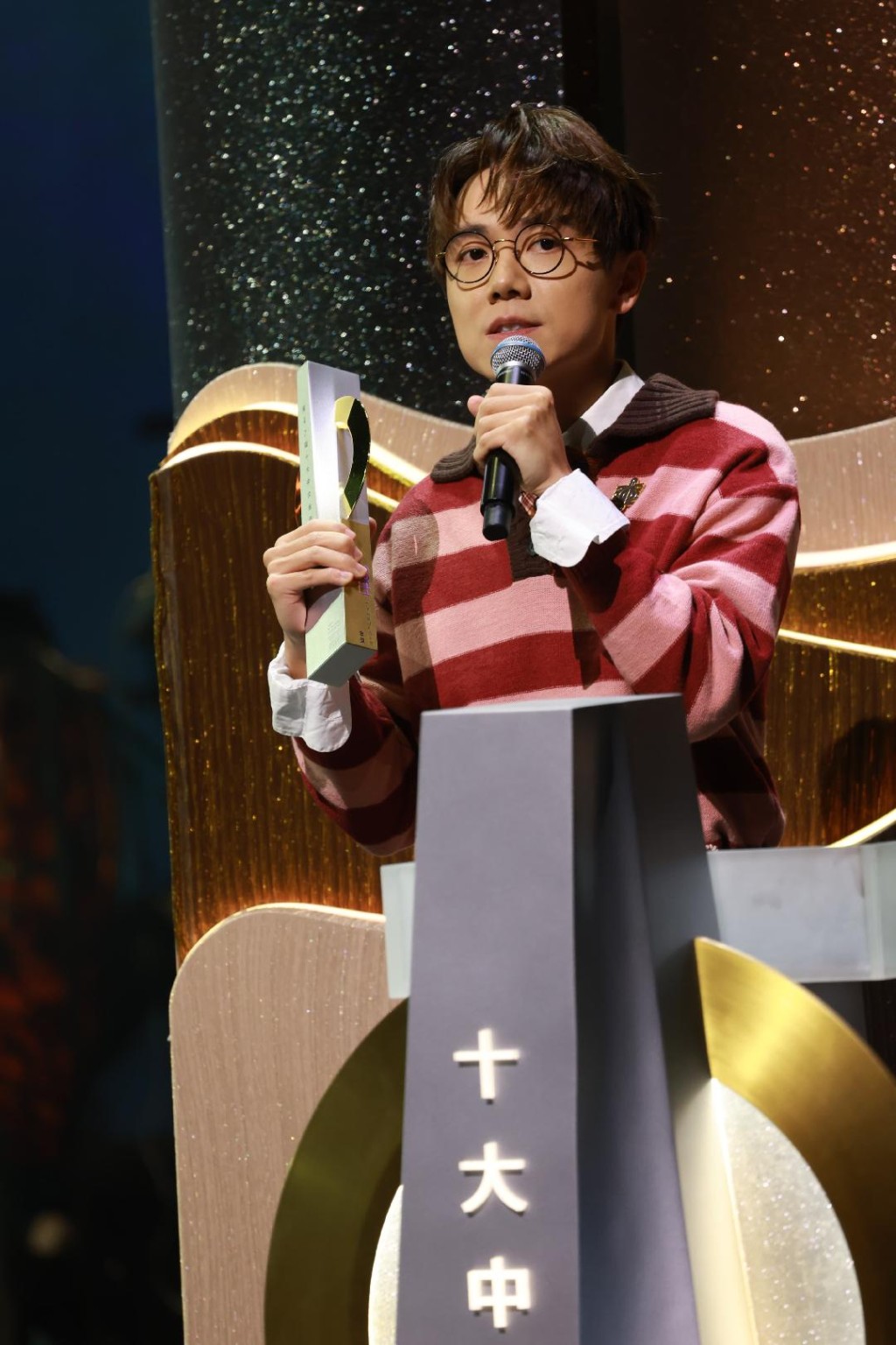 台上輕鬆自在。