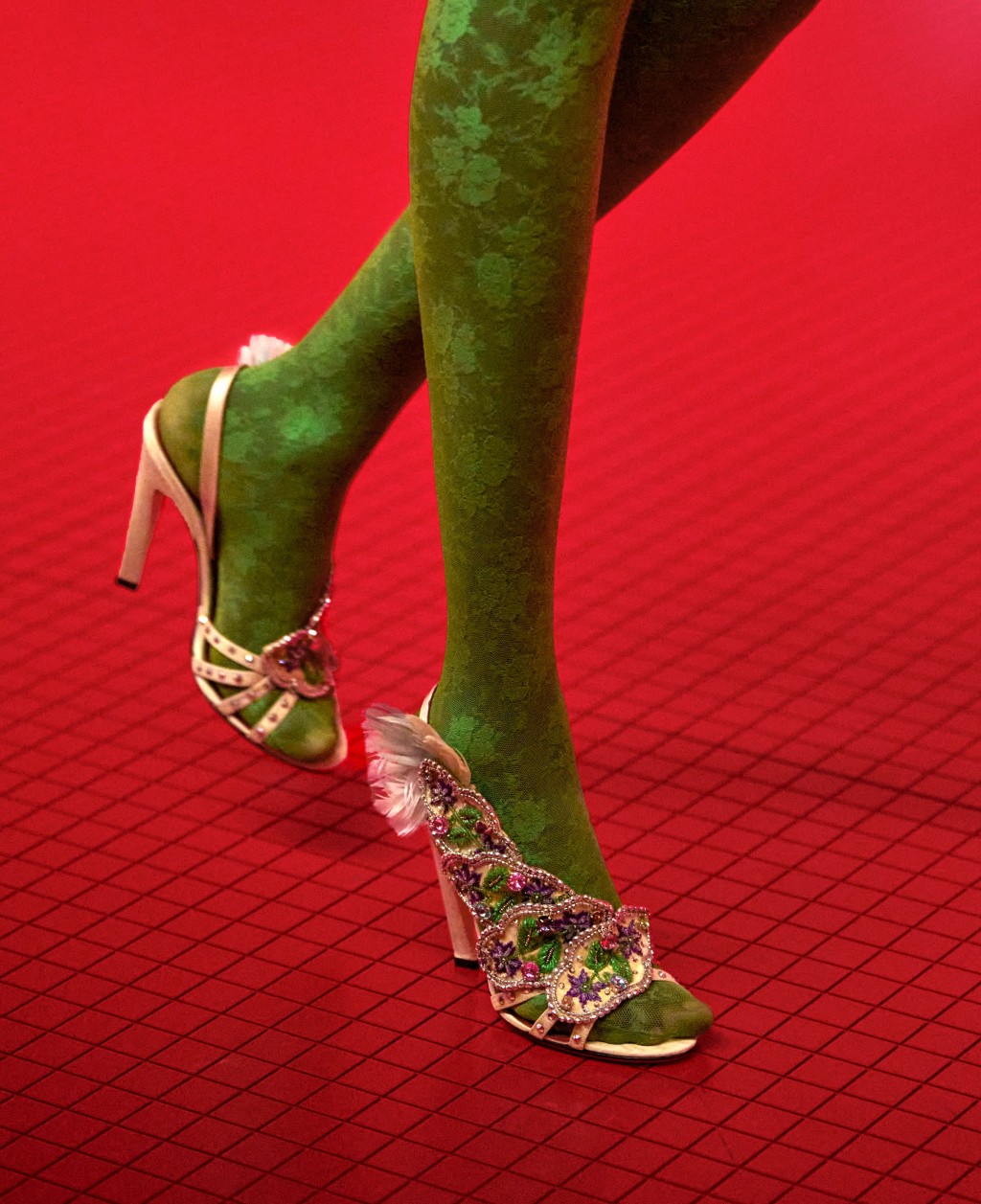 Valentino的Runway新作，正有這雙展示優秀裝飾工藝的Dans Le Foyer Sandals/$21,500。