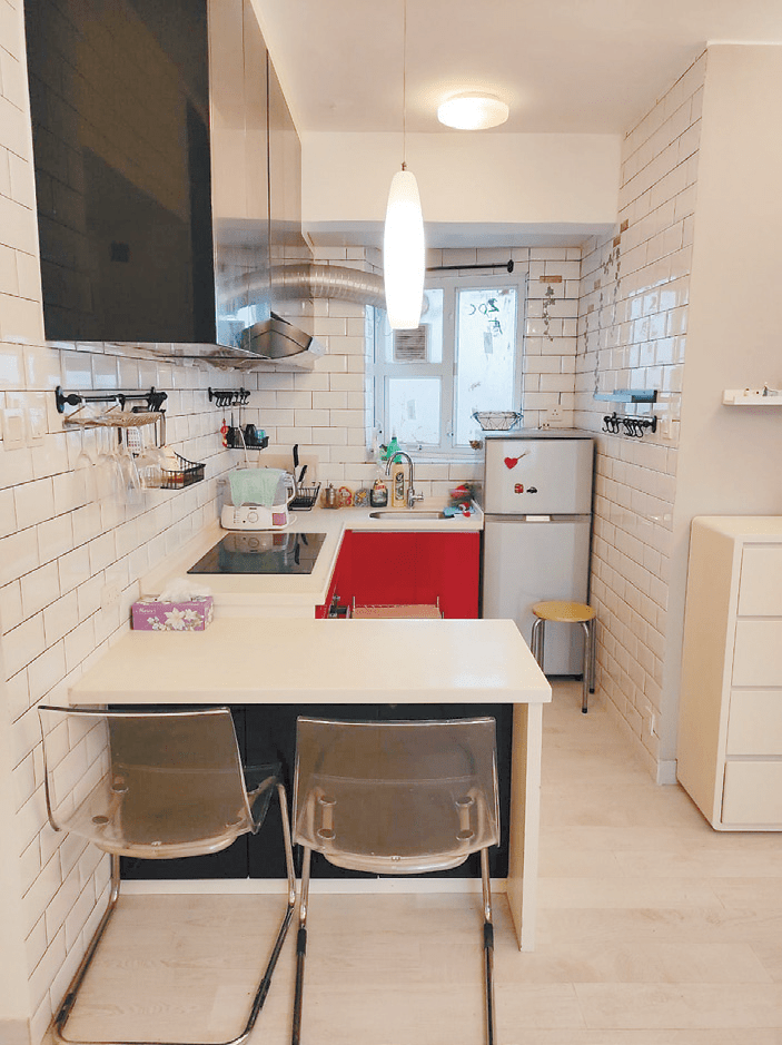 厨房墙面以白色瓷砖铺设，增添一室文雅感。
