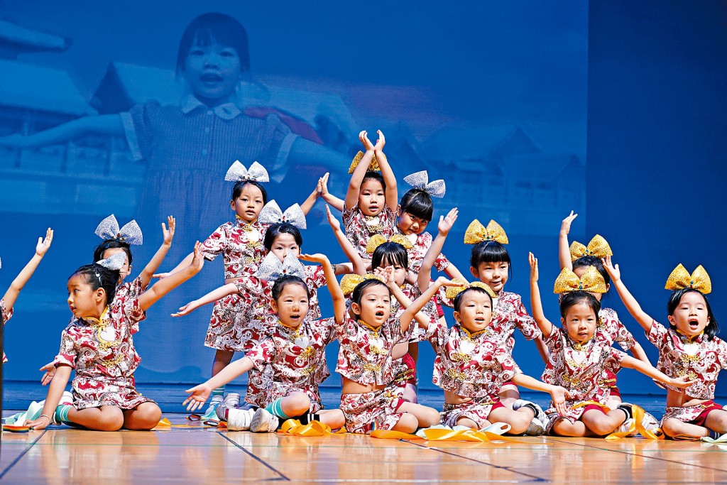 5間幼稚園的聯校畢業典禮表演節目由老師籌備、師生一同參與，以「穿越時光隧道，傳承中華文化」為主題，表演包括舞獅、旗舞及中國舞等。