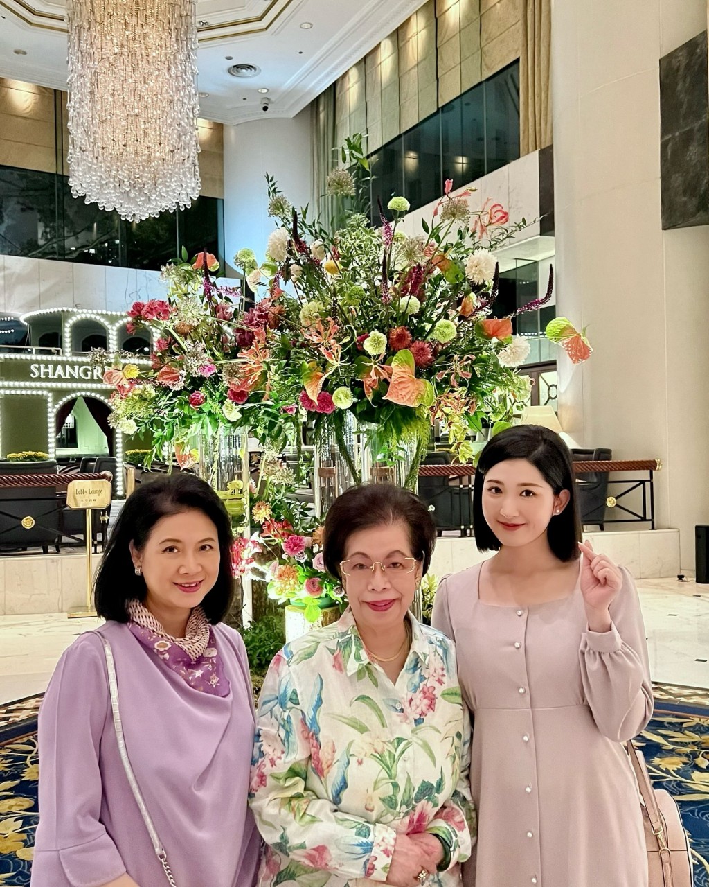 麥景榕分享三代同堂照,陳復生(左)近照曝光。 麥景榕分享三代同堂照,陳復生(左)近照曝光。