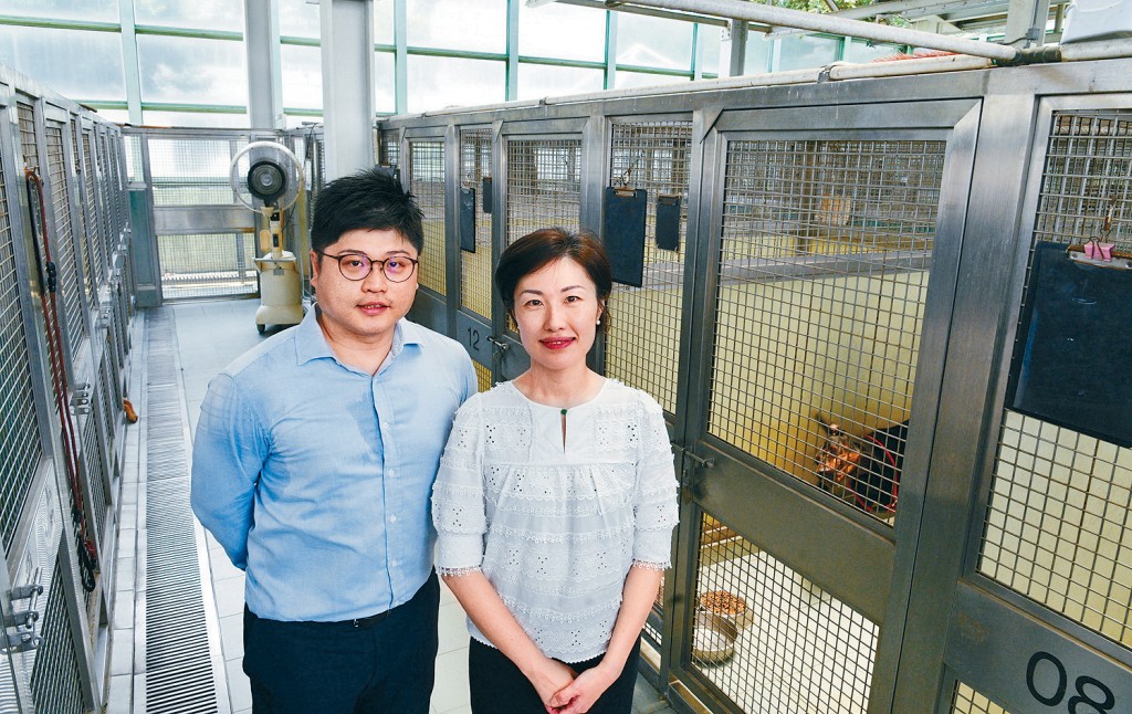 陳正民（左）強調署方收到市民求助後，才會捕捉流浪狗，不會主動採取行動。右為畢丹。