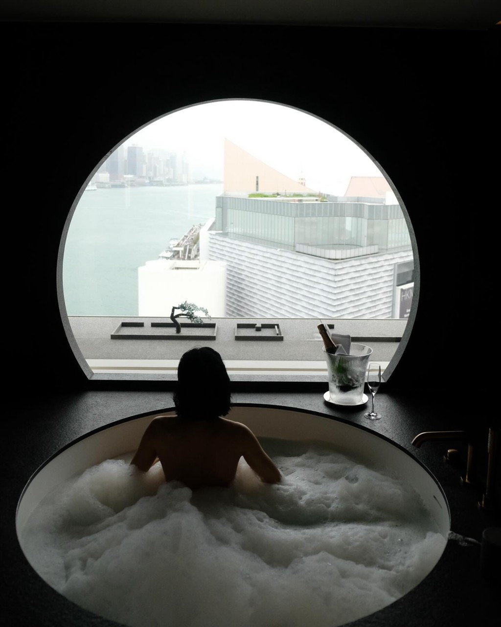 CW昨日（7日）更上載在酒店房內浸浴的照片，一開始只見到她望着一望無際的維港景晒出玉背。  ​