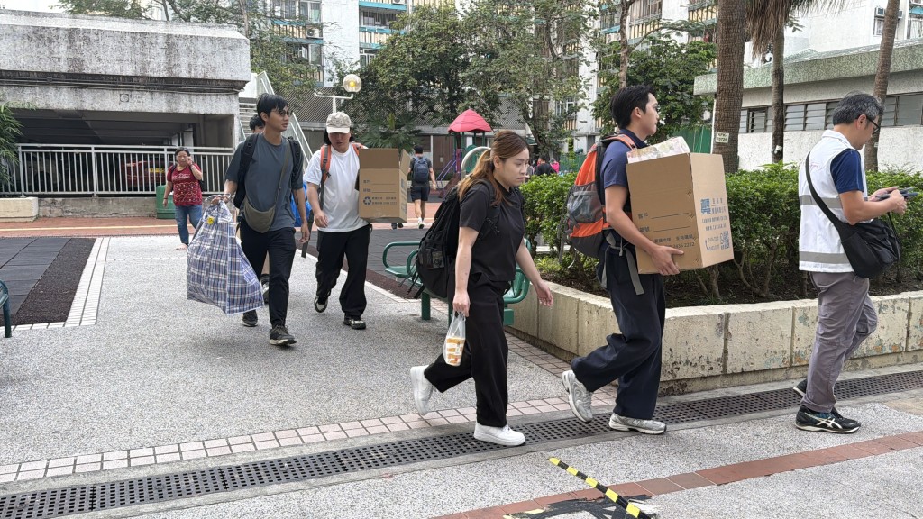 早前居民獲分批上樓執拾。資料圖片 早前居民獲分批上樓執拾。資料圖片