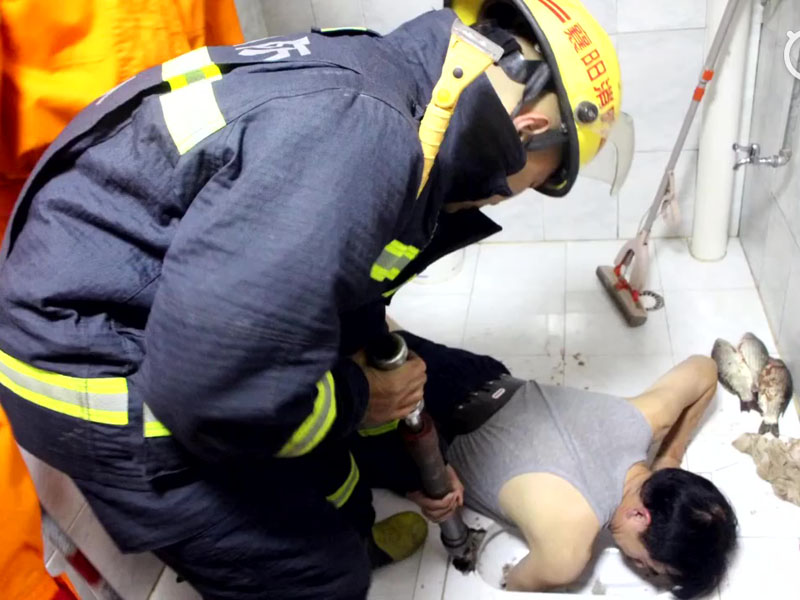 救援人員用工具將廁所敲碎,該男子才能得救。(網圖)