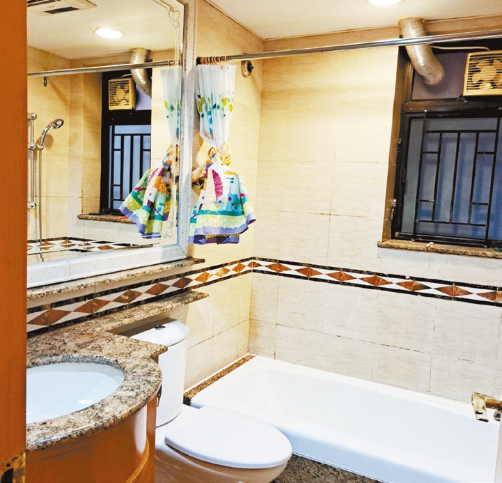 浴室設有浴缸，讓住客浸浴放鬆。