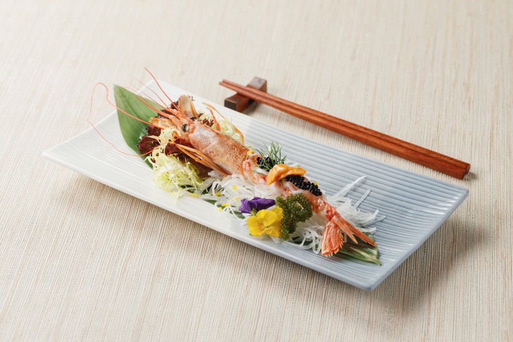 赤虾刺身伴海胆、鱼子酱及海葡萄，每位客人可享用一份日本赤虾刺身加鱼子酱、韩国海胆及冲绳海葡萄的鲜美料理。