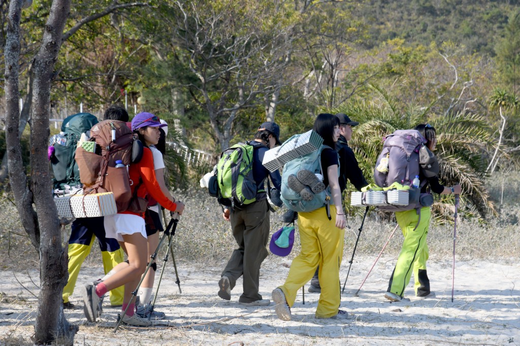《星島頭條》記者到浪茄灣營地實地考察，發現行山露營旅客眾多。