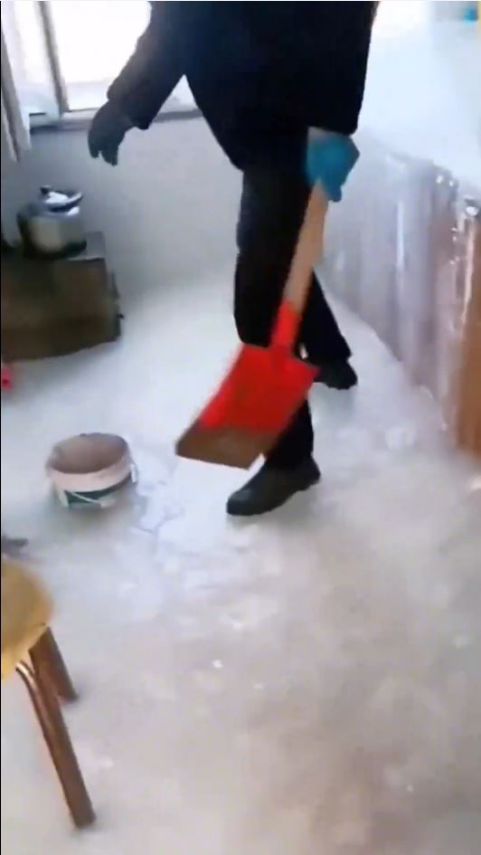 黑龍江有民眾忘關水龍頭，導致單位被冰封。抖音＠鄉村情懷