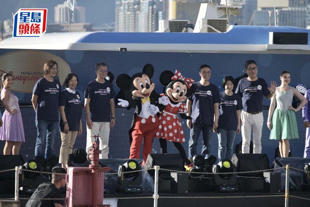 嘉年華表演由香港迪士尼槳園及海洋公園打頭陣。陳浩元攝