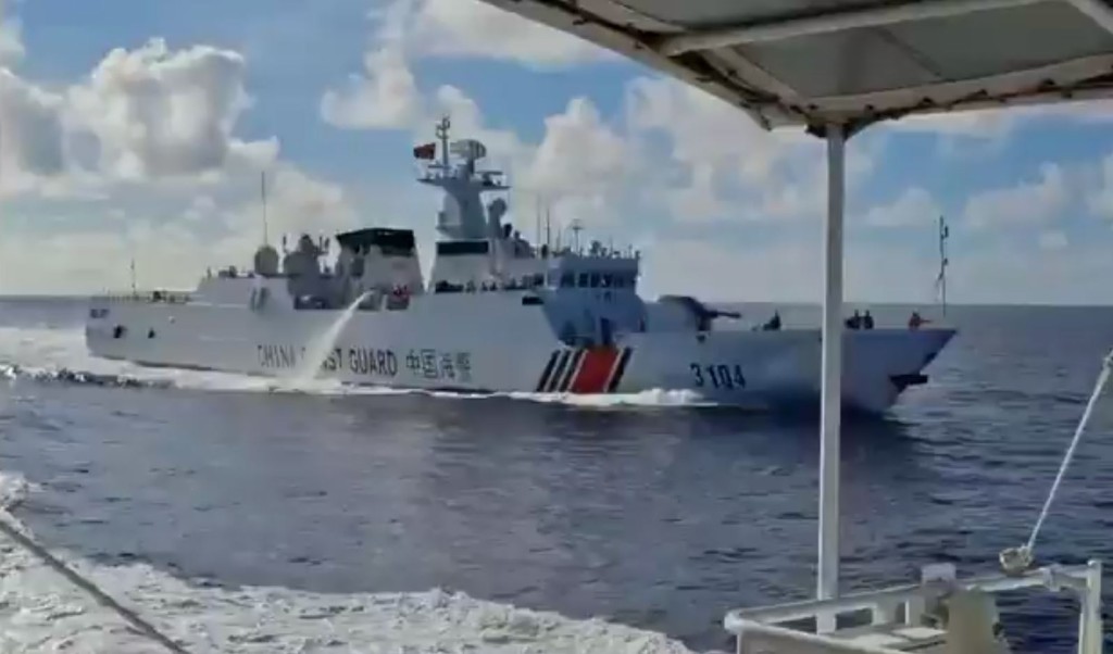 意外前，中國海警船向菲國船隻射水炮。Ｘ