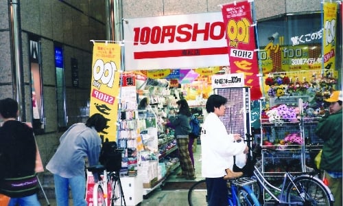 1990年代日本泡沫經濟爆破，在工資停滯不前情況下，日本人對物美價廉的商品需求旺盛，DAISO剛好迎合了這一消費趨勢，迅速在日本擴張並發展連鎖經營模式。