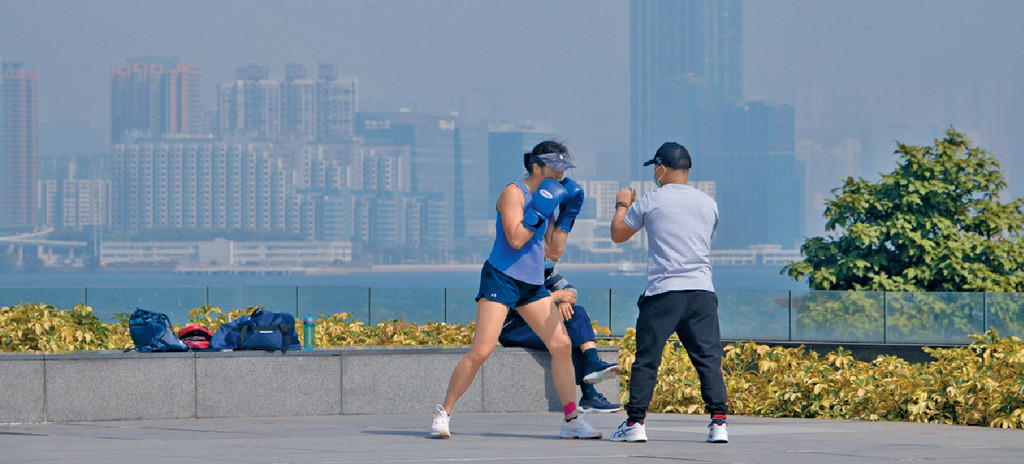 ■本港部份地區能見度曾降至五千米以下。
