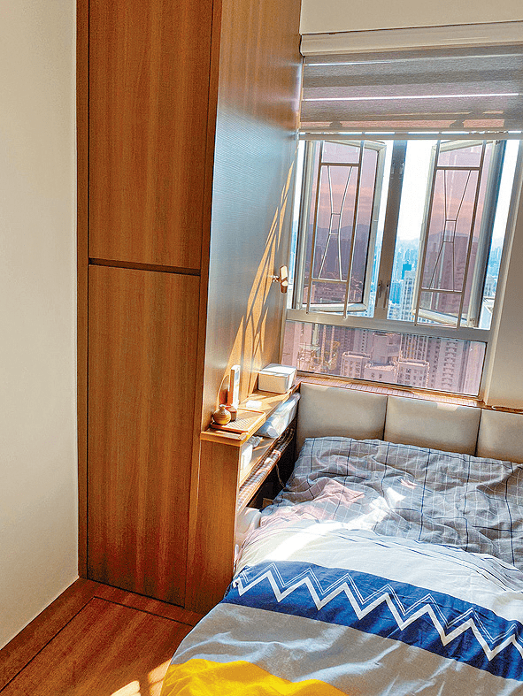房间置有木系衣柜，加上阔窗，易于引入阳光。