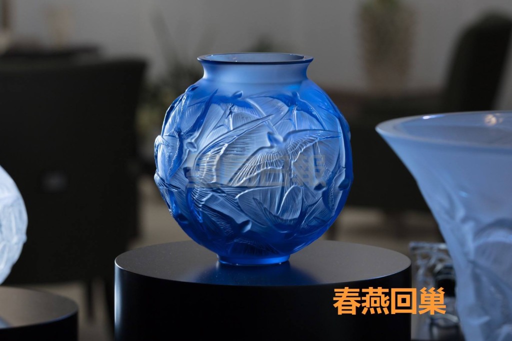 這個花瓶名為春燕回巢,瓶身包圍著大大小小的燕子,每隻均呈不同飛行姿態,而且雕刻技術精細,呈現獨特美感,備有清水晶和藍寶石色選擇。