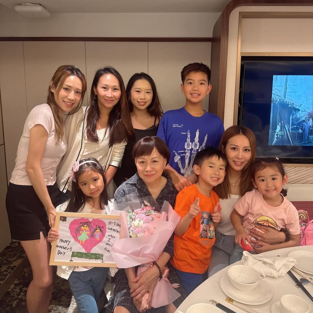 網民指曹媽媽的頭髮有點不自然,疑似是假髮。 網民指曹媽媽的頭髮有點不自然,疑似是假髮。