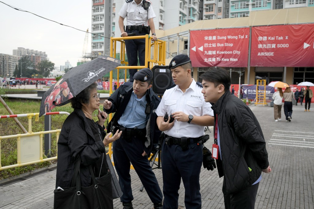 警員在現場維持秩序。