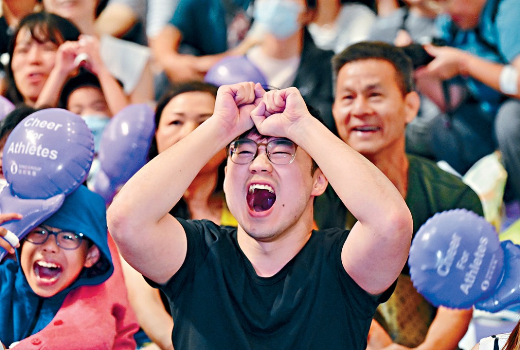 現場市民激情支持港隊,觀看比賽期間七情上面。