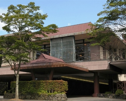 日本长野县度假胜地轻井泽发生熊入侵度假酒店事件。　网上图片