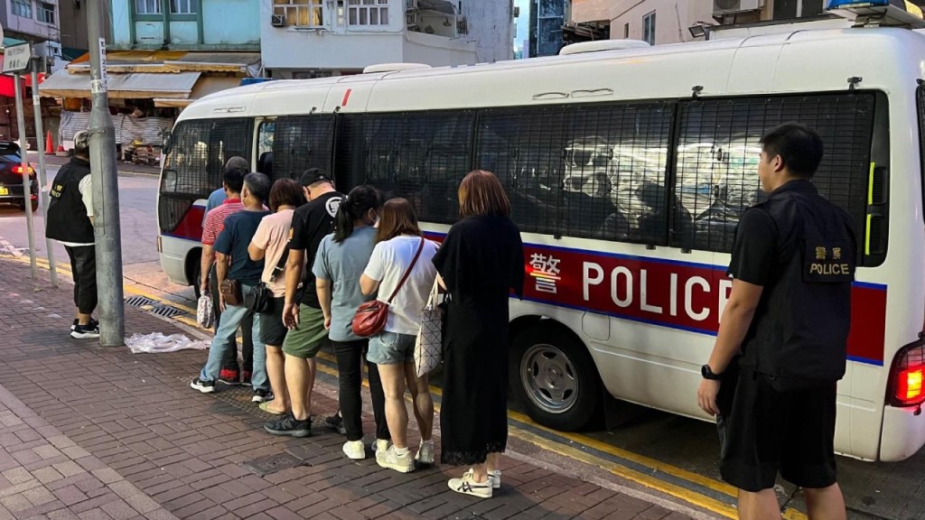 警破大埔非法麻雀檔 拘負責人及8賭客。警方圖片