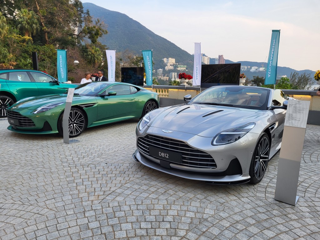同場展出Aston Martin DB12 Volante開篷版(右)及Coupe硬頂版(左)。