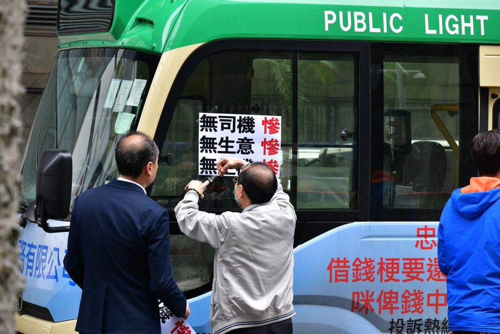 有司機在車外貼上請願標語。