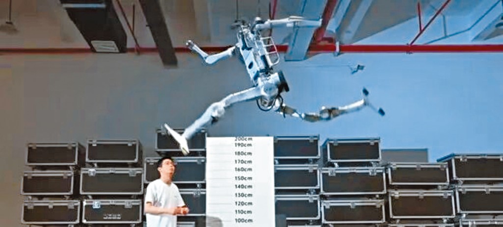 超人機械人原地起跳，可達2米多高。