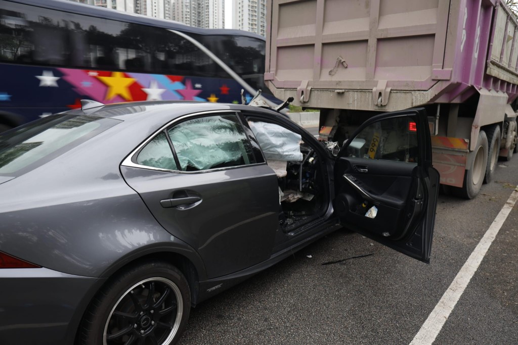 消防接報到場，將私家車司機救出，由救護車清醒送院治理，據了解他僅頭部受傷，並無大礙。讀者提供