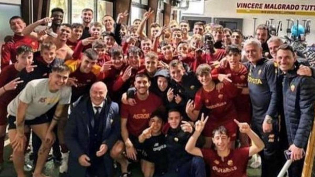 羅馬教練摩連奴，邀請U14小將與一隊球員慶祝。網上圖片