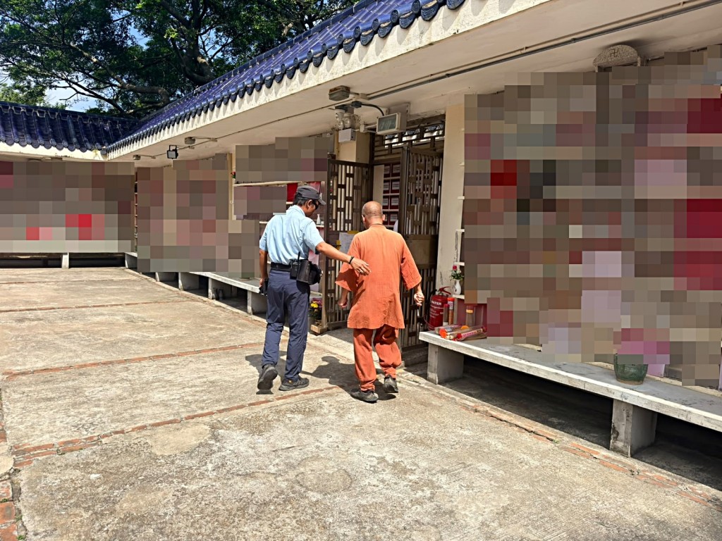 智達法師指現場安裝閉路電視及保安巡邏。 智達法師指現場安裝閉路電視及保安巡邏。