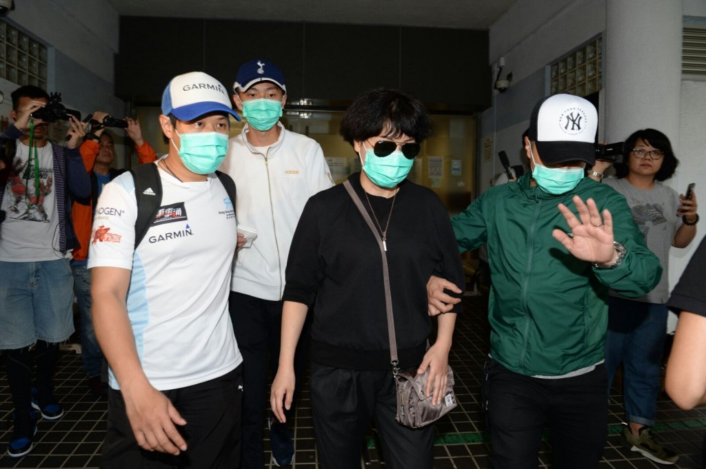 曾太及兒子有其他親友陪同。