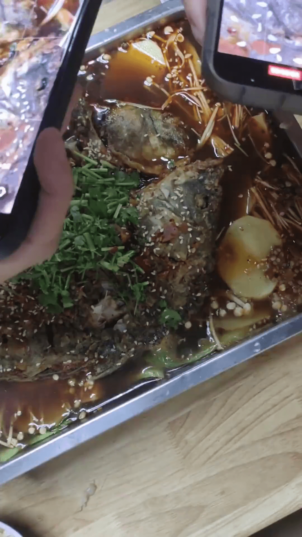 河南高學食堂烤魚出現蛆蟲，學生們爭相拍攝。