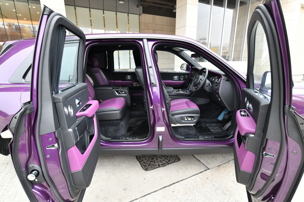 開車前應該先打開車窗,可以的話最好是打開所有車門。