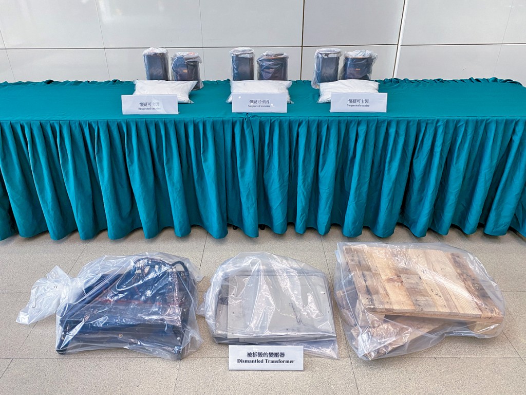 香港海关人员在大湾区联合缉毒行动「云战──断流」中，检获怀疑可卡因。