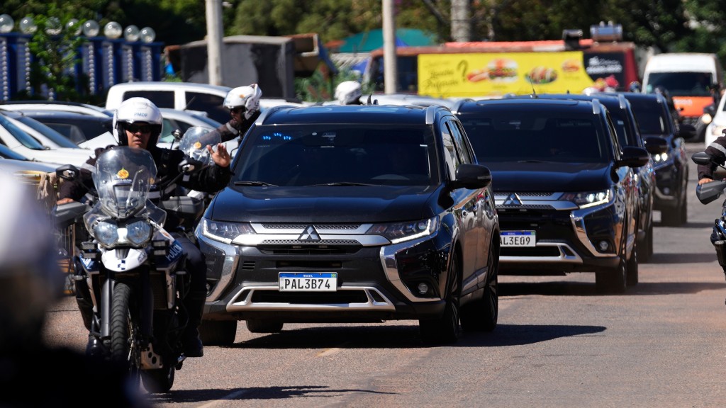 博索纳罗由警方车队押送至医院。 美联社