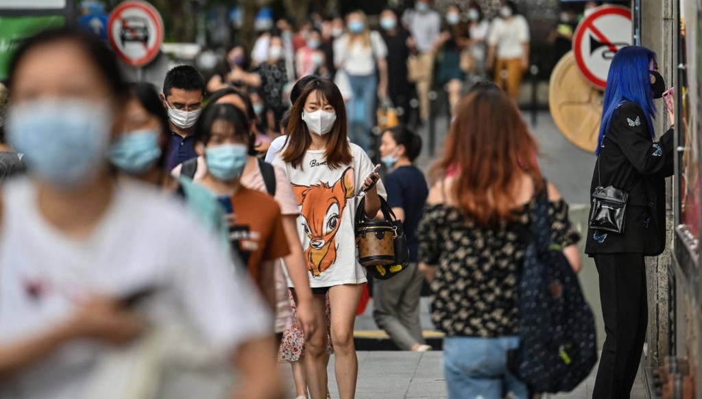 內地專家認為,內地可參考香港就放寛口罩令的安排。