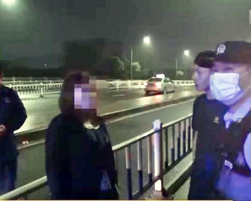 少女哭訴父親逼嫁人換禮金。 網圖