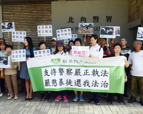 「新年代」成員到北角警署,感謝警方。