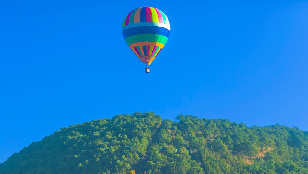很多遊客都喜歡坐熱氣球欣賞景色。 微博圖