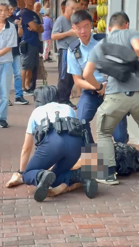 裸男最終被3名警員合力按在地上制服。