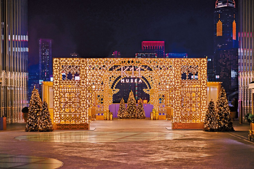 K11 MUSEA的聖誕節村呈現Luminarie光之慶典的璀璨拱門模樣。